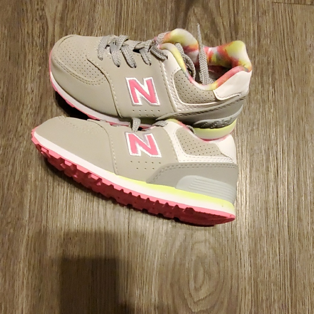 LIKE NEW NEW BALANCE CAMO PINK GREEN SNEAKERS